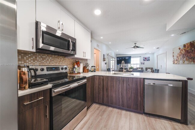 Building Photo - 5400 Lakewood Cir S
