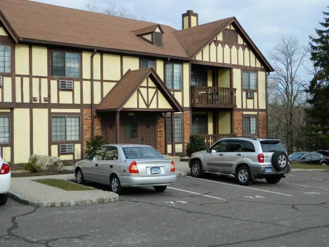 Building Photo - 3 Roxbury Ln