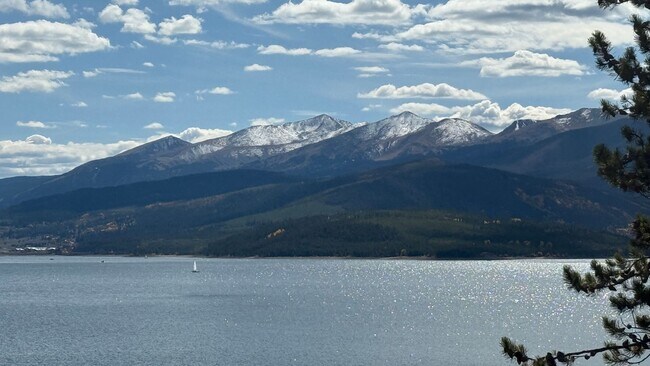 Building Photo - Lakefront Two Bedroom Two Bath Condo in Di...