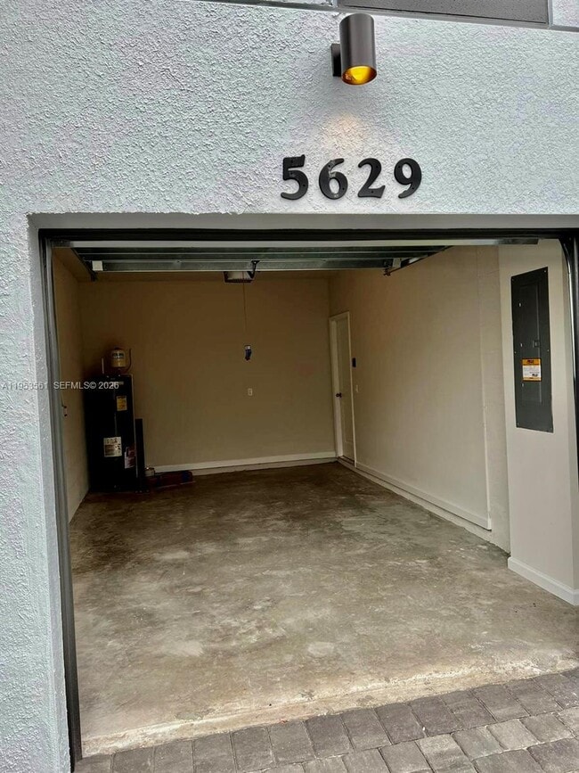 Building Photo - 5629 Mentmore Dr