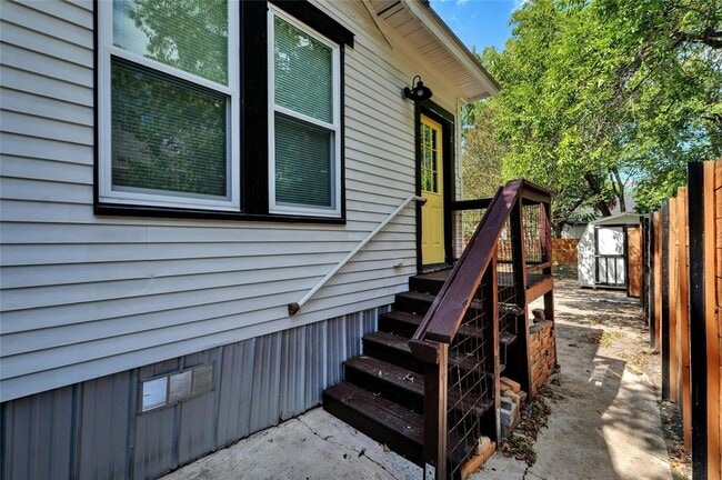 Building Photo - 1102 Hackberry St
