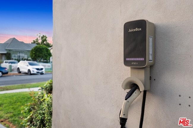 Building Photo - 2624 S Palm Grove Ave