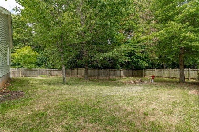 Building Photo - Three Bedroom One Bathroom For Rent