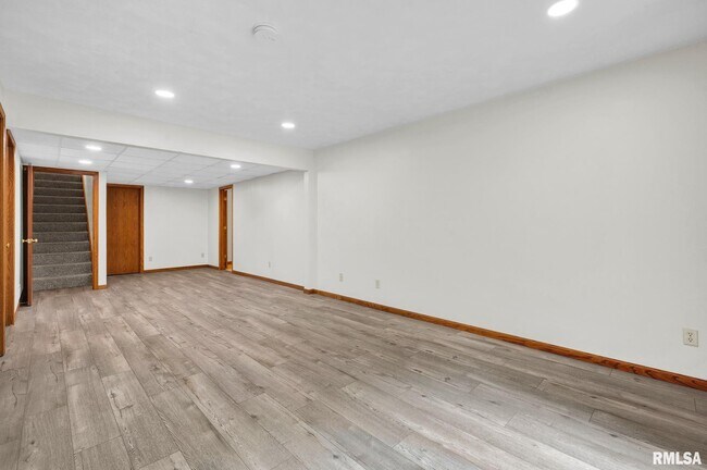 Building Photo - 2321 W Pintura Ct