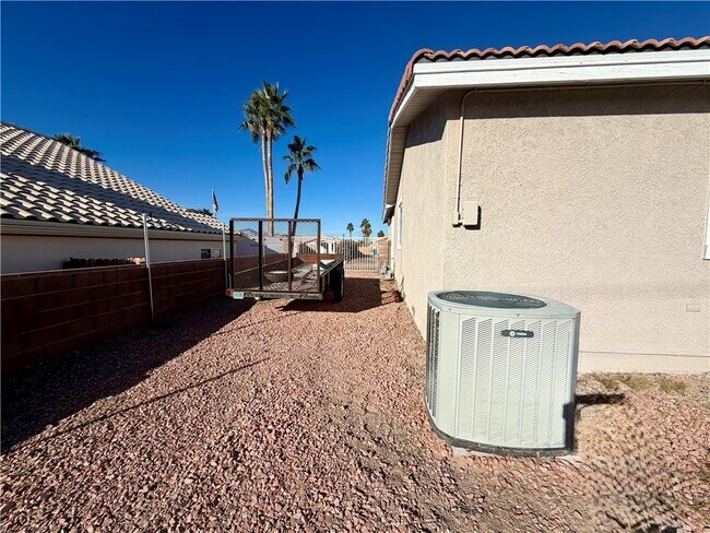 Building Photo - 1660 Kyle Ave