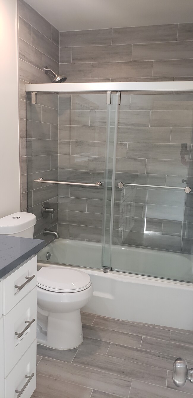 2nd BA w Full Tub/Shower Combo - 2223 S Bentley Ave