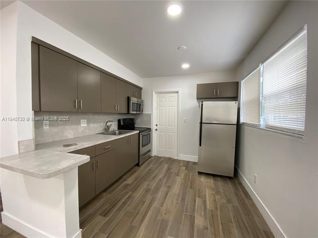 Building Photo - 365 NE 55th Ter