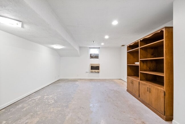 Building Photo - 3 Bedroom Pet Friendly Home For Rent With Finished Basement!