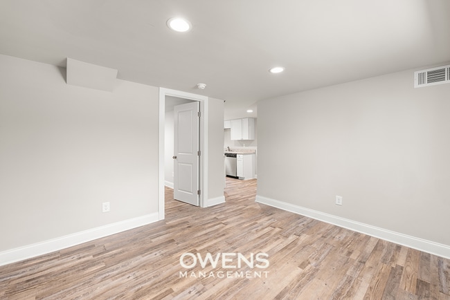 Building Photo - Downtown Gainesville Living Available Imme...
