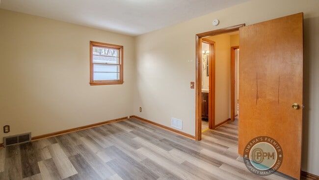 Building Photo - 3 Bed Home | 67th & Blondo
