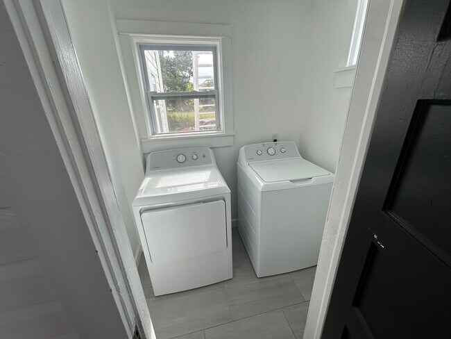 Building Photo - 302 Live Oak St