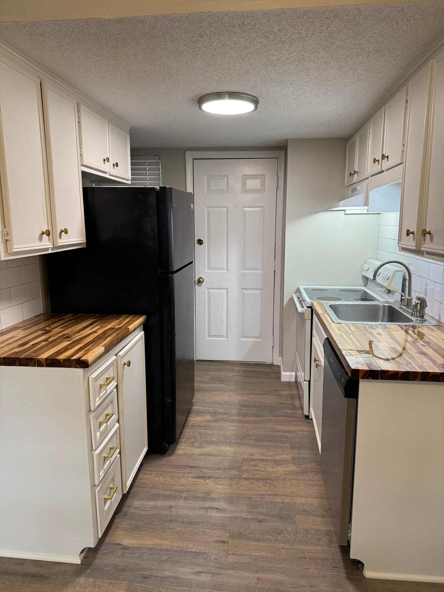 Kitchen - 7725 W Nantucket St
