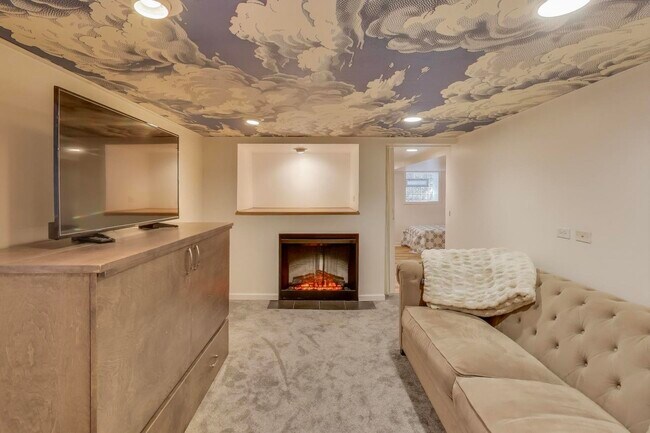 Building Photo - 3536 N Marshfield Ave