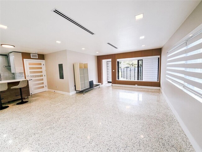 Building Photo - 425 NE 103rd St