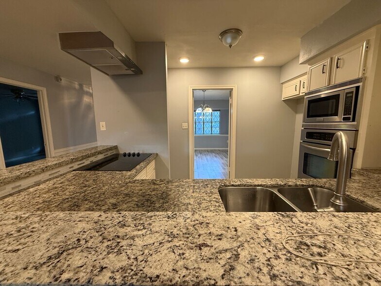 Building Photo - 422 Gamewood Dr