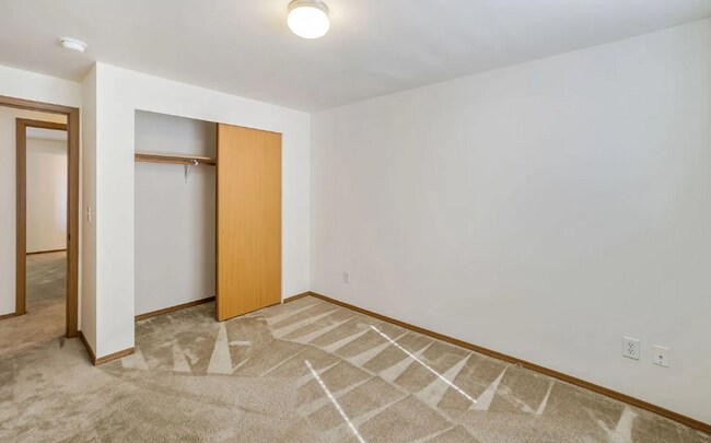 Building Photo - Spacious 5BD 2.5BA