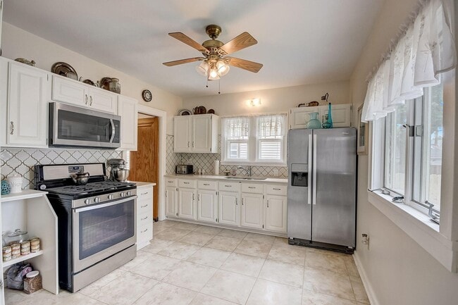 Building Photo - 2006 Grand Ave