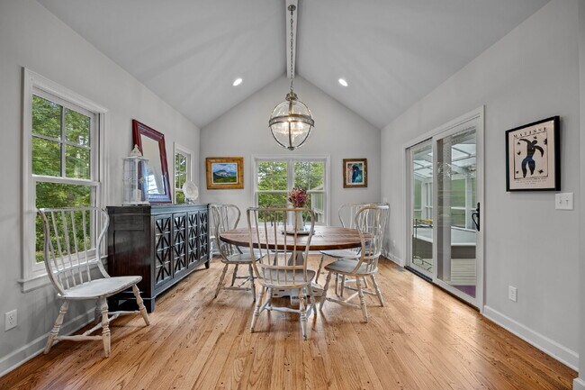 Building Photo - Charming Furnished Estate with Full-Servic...