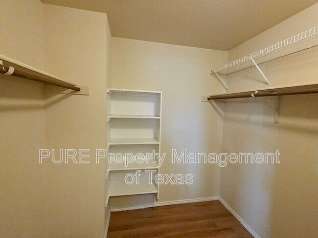 Building Photo - 204 Ruby Lake Dr
