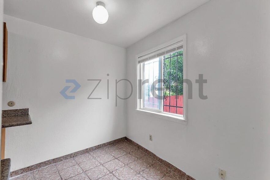 Building Photo - Unit 2