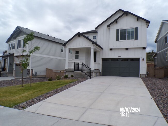 Building Photo - Stunning Home in Castle Rock 4Bedrooms 3.5 Bathrooms!