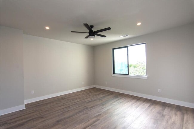 Building Photo - 2804 Lawrence Dr