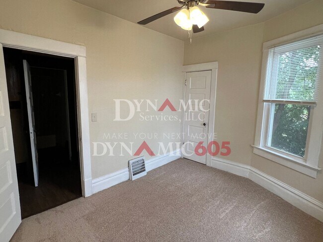 Building Photo - 3BR/1BA Single Family House For Rent