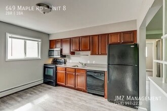 Building Photo - 649 W Maple Rd