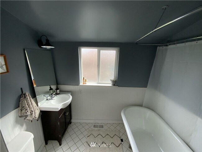 Building Photo - Charming 2 Bed 1 Bath in Hillman City!