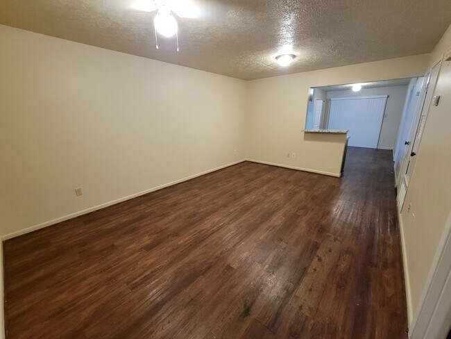 Building Photo - College Station - 2 bedroom - 1.5 Bath dow...