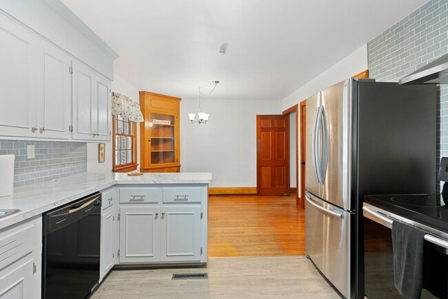 Building Photo - Brick 2-Bedroom Home Close to Farmville an...
