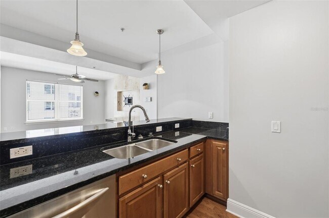 Building Photo - 1227 E Madison St