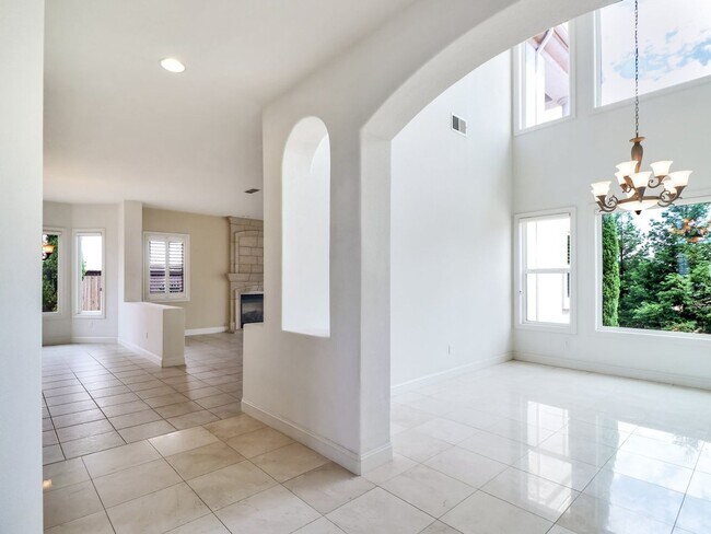Building Photo - Beautiful custom home in The Promontory in...