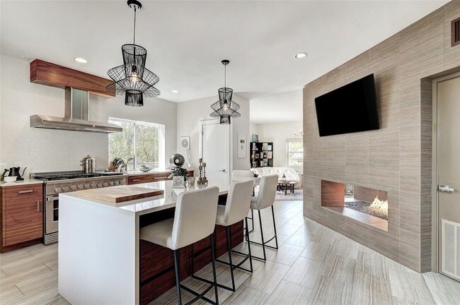 Building Photo - 6 Sugar Creek Dr