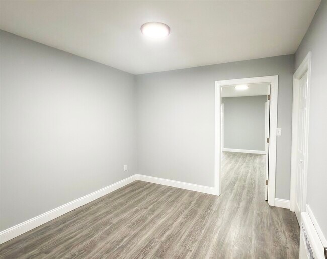 Building Photo - 552 38th St