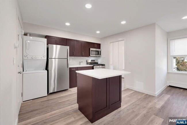 Building Photo - 561 Broad St