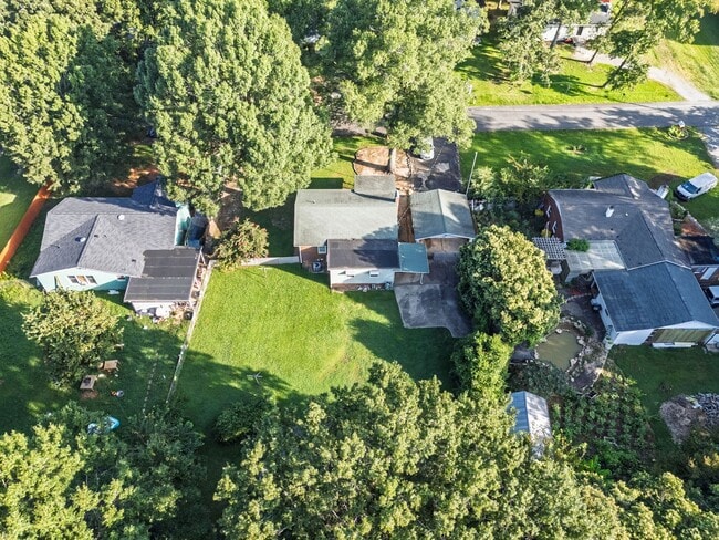 Building Photo - Well-maintained 3-bedroom, 1-bath all brick ranch offering 1,253 sq. ft. of functional living space