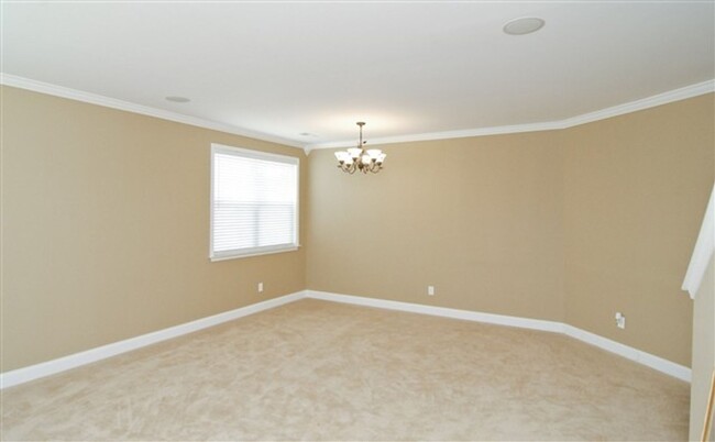 Building Photo - Large 4BR/3BA Available May 15th