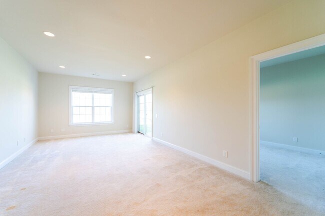 Building Photo - Gorgeous 3 Level Townhome