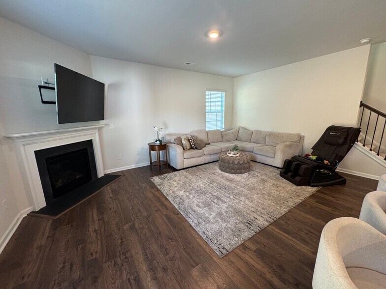 Building Photo - 1924 Vanderlyn St