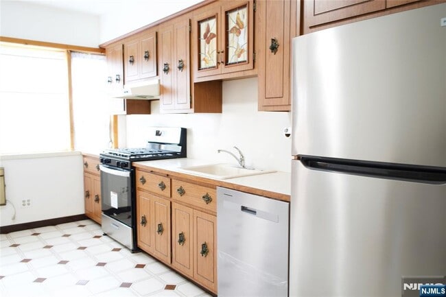 Building Photo - 133 Oak St