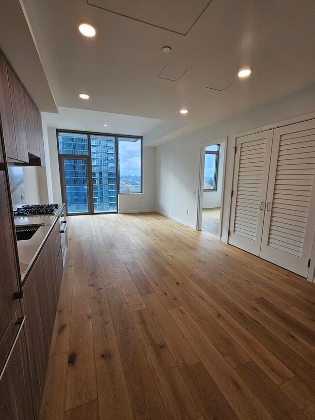 Building Photo - Luxurious High Rise Living in Convenient Downtown Bellevue