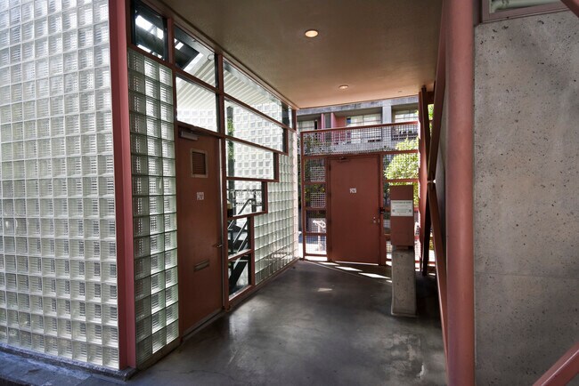 Building Photo - 1425 Western Ave