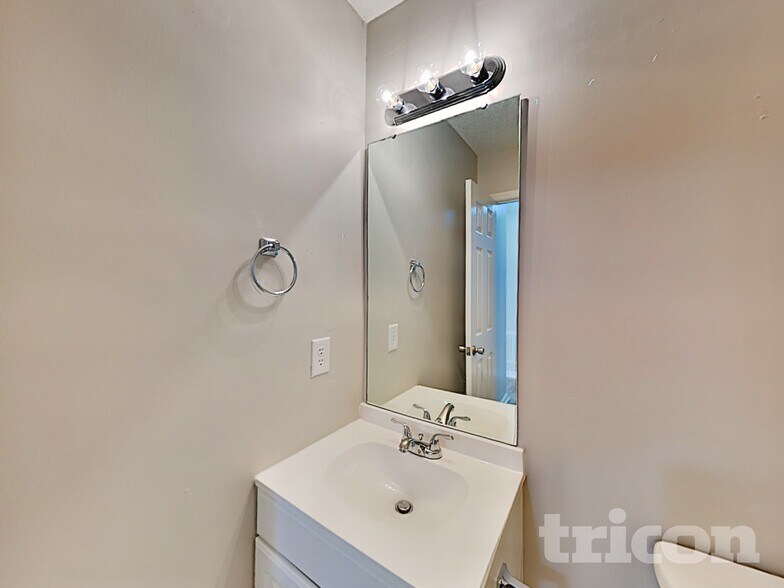 Building Photo - 8009 Vermilion Dr