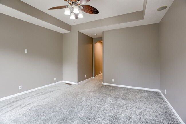 Building Photo - Must See West Omaha 5 Bedroom!!