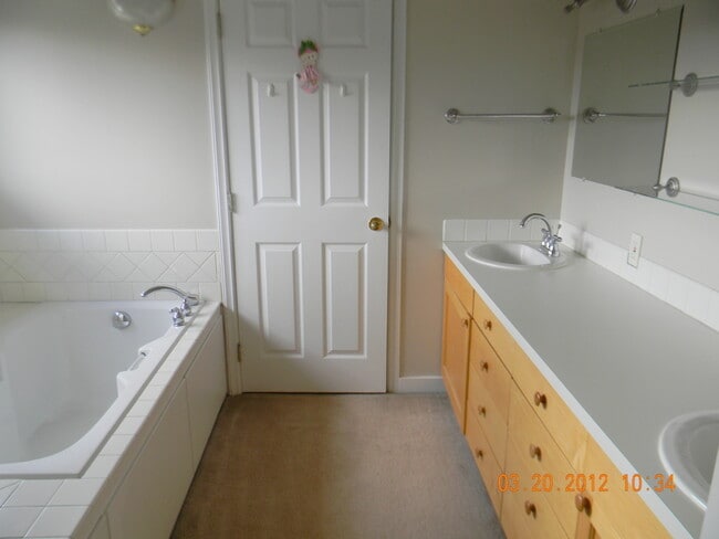 Building Photo - North Gig Harbor 3 bed 2.5 bath ~2,600sqft