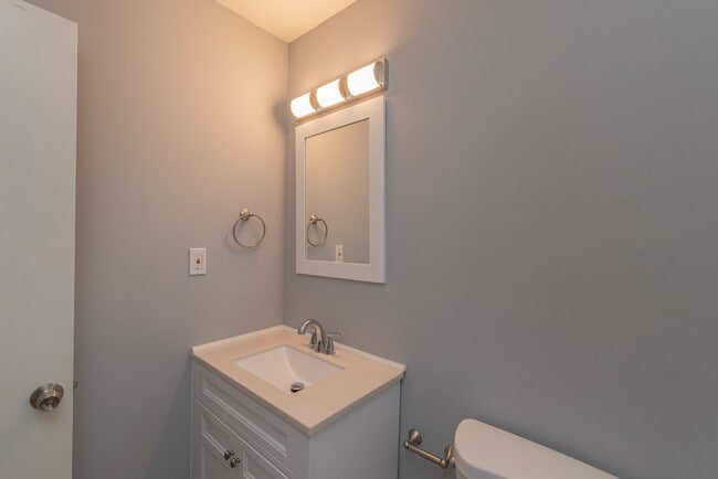 Building Photo - Updated 3 bed/2 bath home for lease in Old...