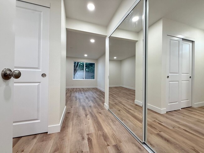 Building Photo - Spacious 5-Bedroom, 2-Bath Retreat in Quie...