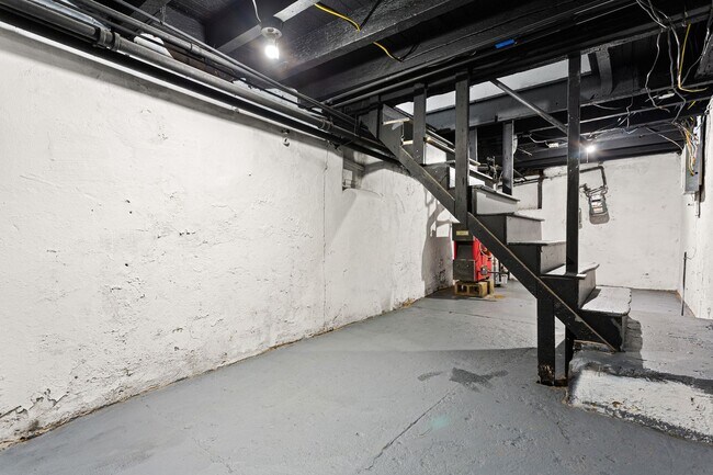 Building Photo - 2BR/1BA | Bonus Attic + Yard | Fast Approval