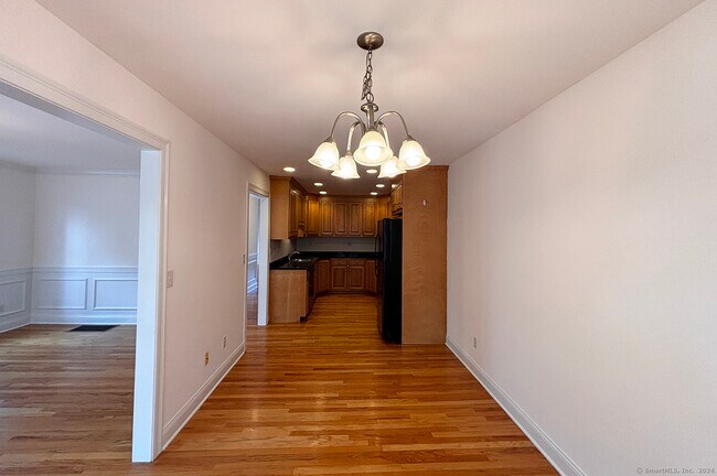 Building Photo - 967 Tunxis Hill Rd